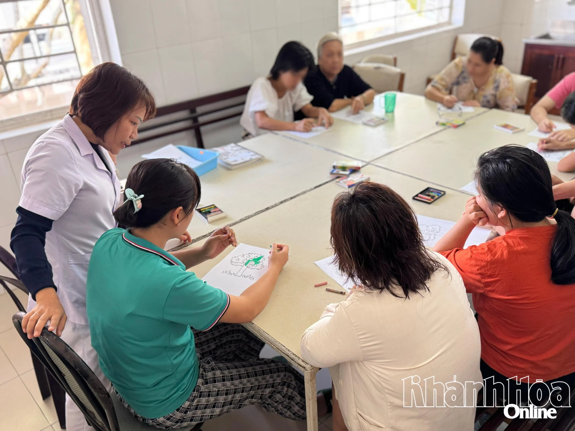 Các bệnh nhân tham gia hoạt động tô màu, vẽ tranh.