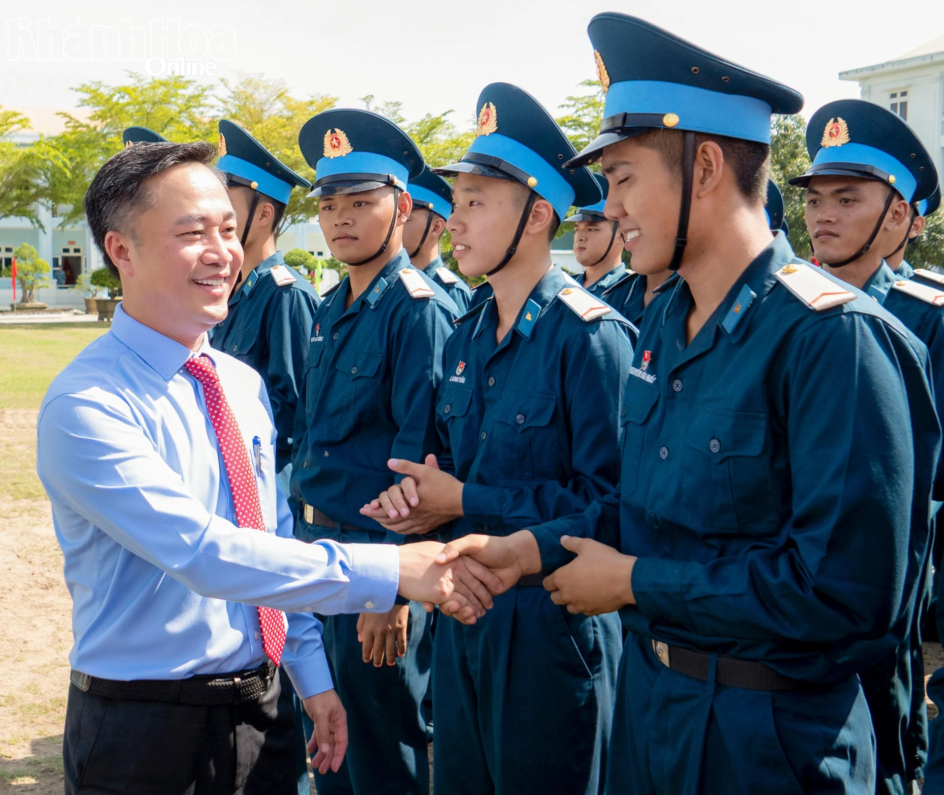 Phó Bí thư Tỉnh ủy, Chủ tịch UBND tỉnh Nguyễn Việt Hùng dự Lễ tuyên thệ chiến sĩ mới tại Sư đoàn 377