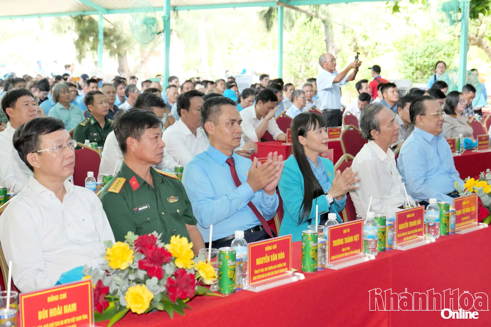 Lãnh đạo công ty và các đại biểu tham dự Lễ hội Yến sào Khánh Hòa.