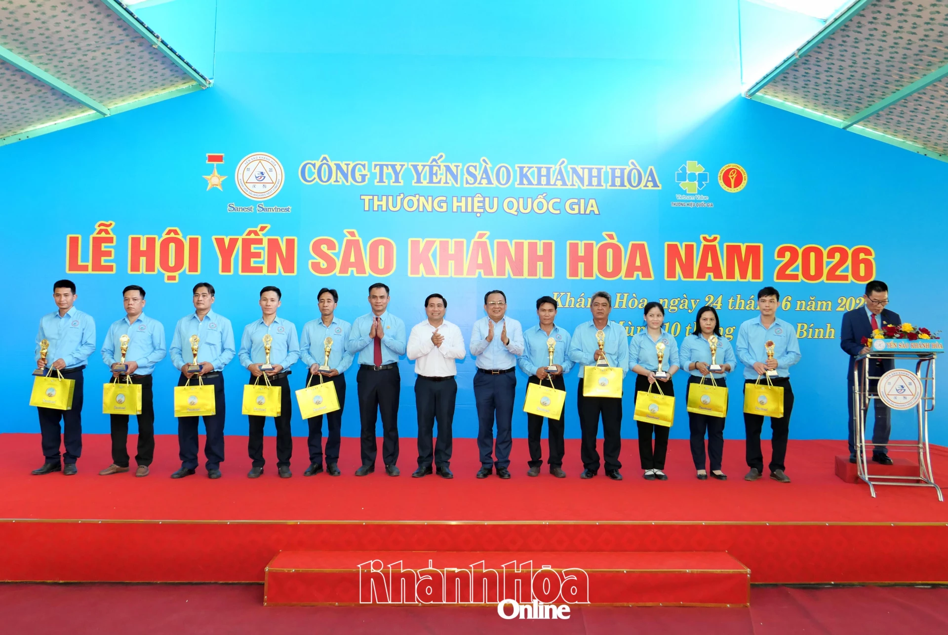 Lãnh đạo HĐND tỉnh, nguyên lãnh đạo UBND tỉnh và công ty trao thưởng cho các cá nhân có thành tích xuất sắc.