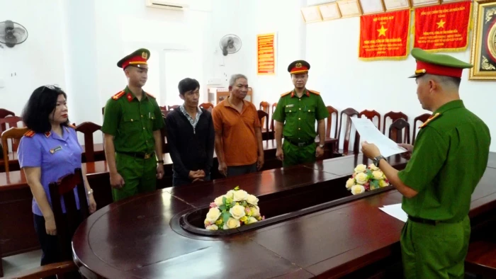 [Video] Tiếp tục khởi tố 2 đối tượng liên quan đến việc Thiếu tá Nguyễn Xuân Hải, cán bộ Công an xã Diên Lâm hi sinh