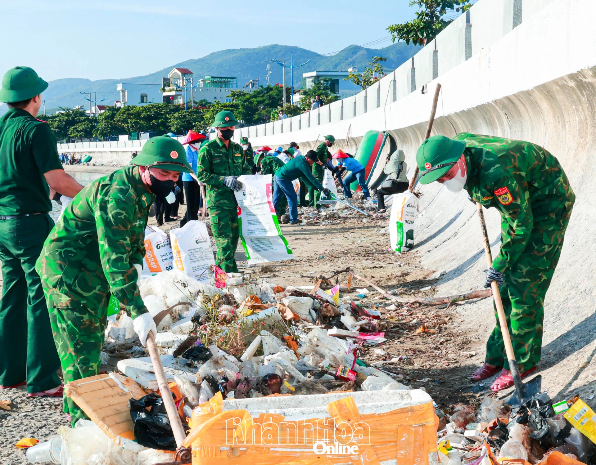 Các chiến sĩ thu gom rác thải ở Cảng cá Vĩnh Lương (phường Bắc Nha Trang). Ảnh: THÁI THỊNH