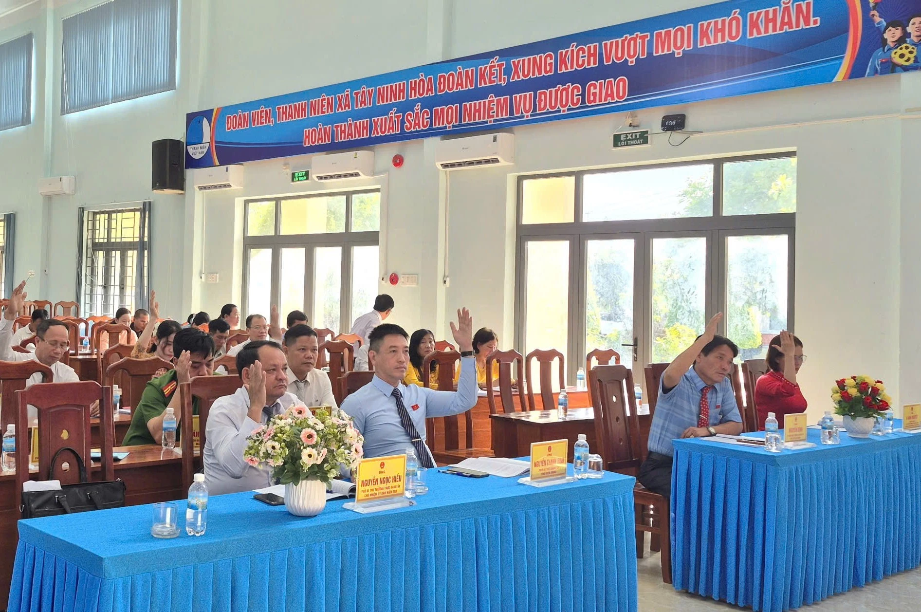 Các đại biểu biểu quyết thông qua các nghị quyết.