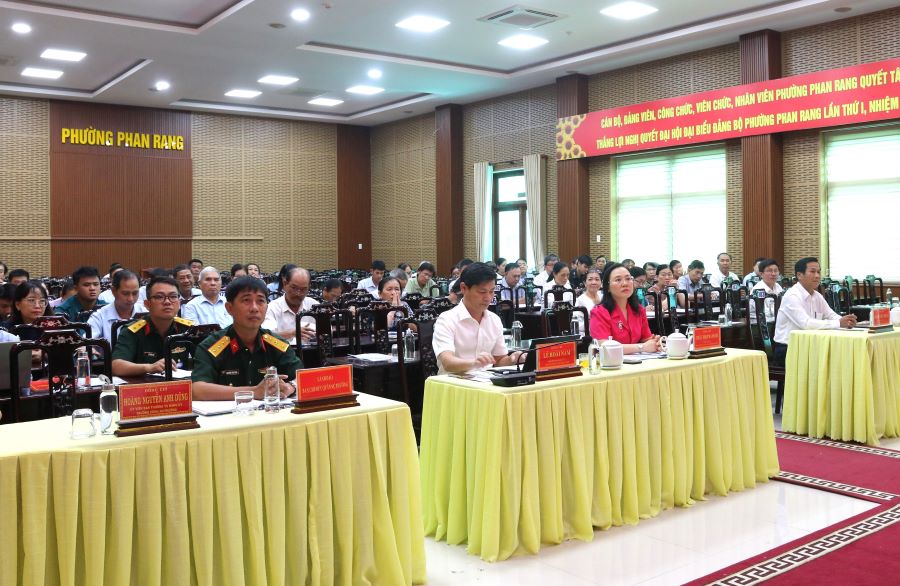 Các đại biểu tham dự hội nghị.