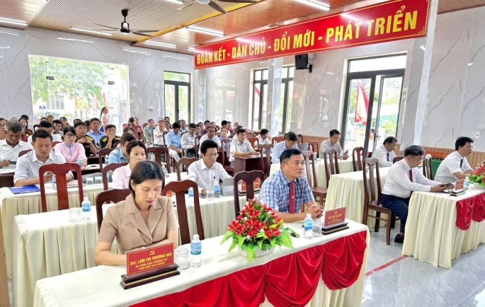 Xã Nam Cam Ranh công bố các quyết định về kiện toàn tổ chức đảng và hệ thống chính trị ở cơ sở