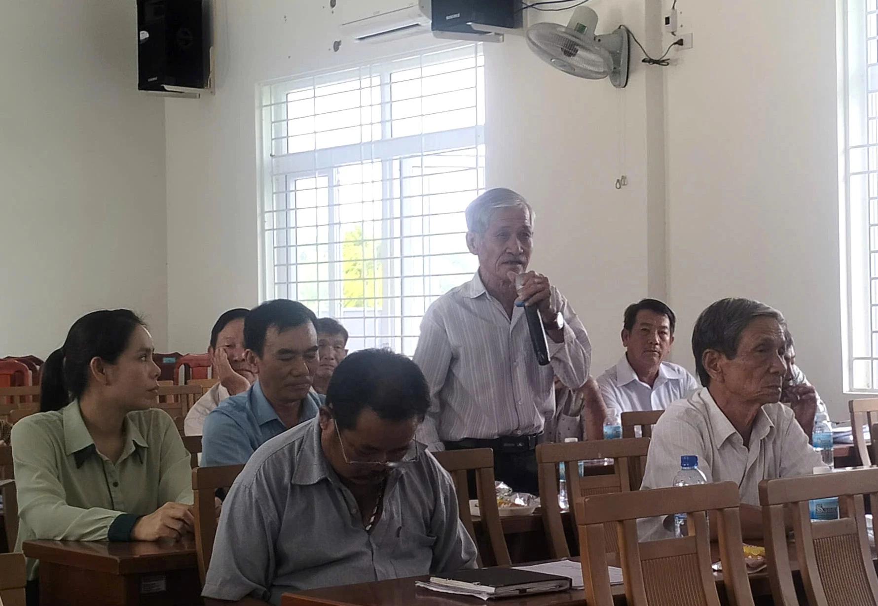 Các đại biểu dự họp phát biểu ý kiến.