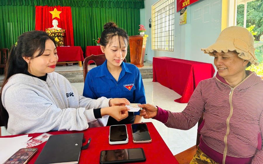 Các đoàn viên hướng dẫn người dân cài đặt ứng dụng số tại thôn Bình Trung 1.