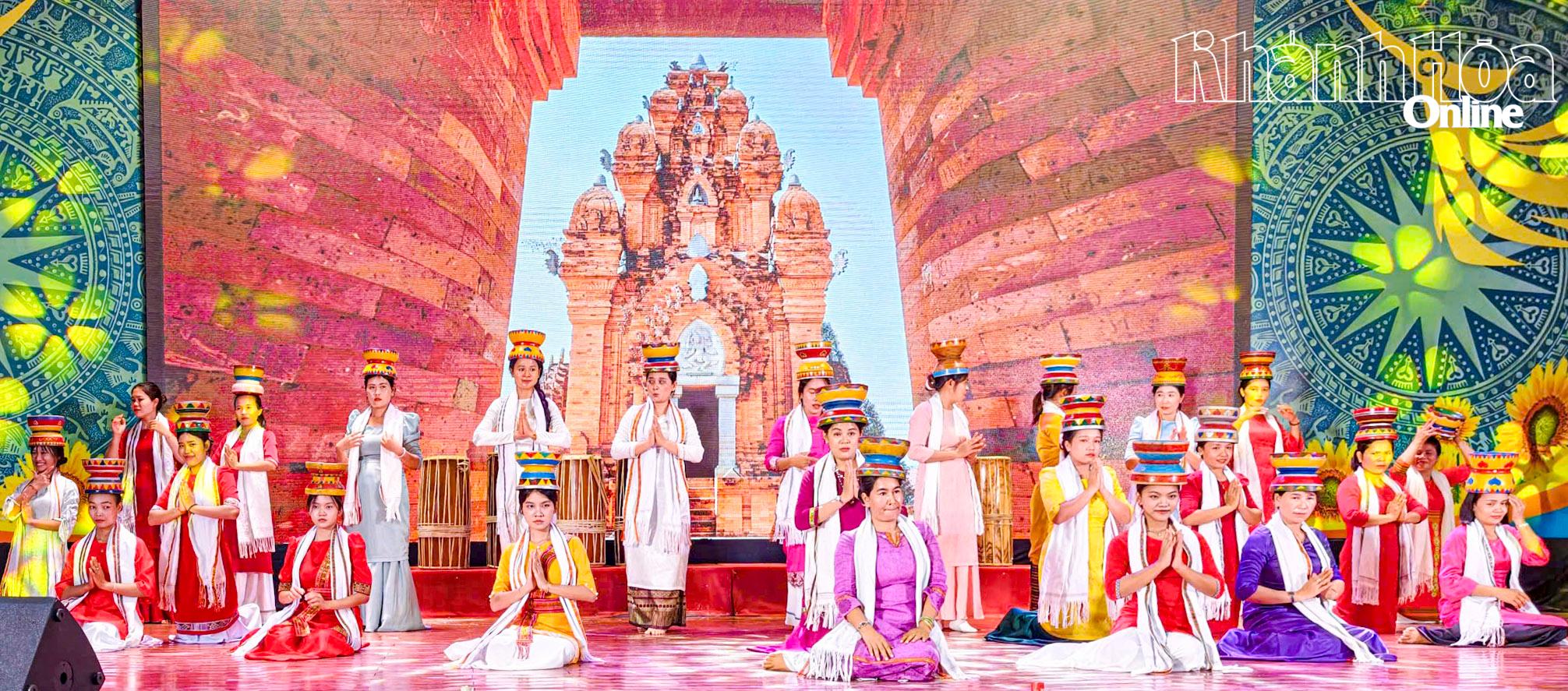 Các nghệ nhân, diễn viên quần chúng người Chăm tích cực tập luyện cho Ngày hội Văn hóa dân tộc Chăm lần thứ VI