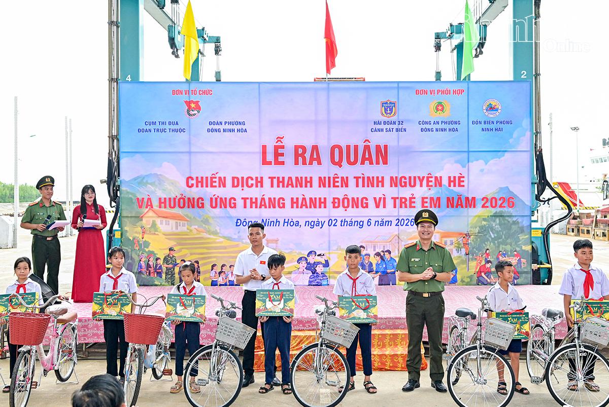 Xanh thắm màu áo tình nguyện