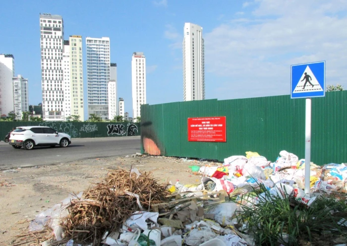 Cấm nhưng vẫn đổ rác