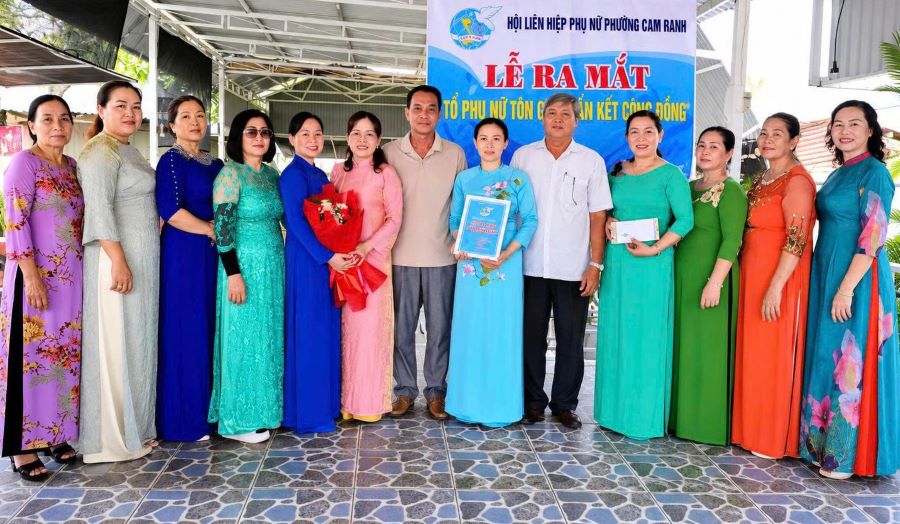 Lãnh đạo Hội Liên hiệp Phụ nữ phường Cam Ranh trao quyết định cho Tổ phụ nữ Tôn giáo gắn kết cộng đồng.