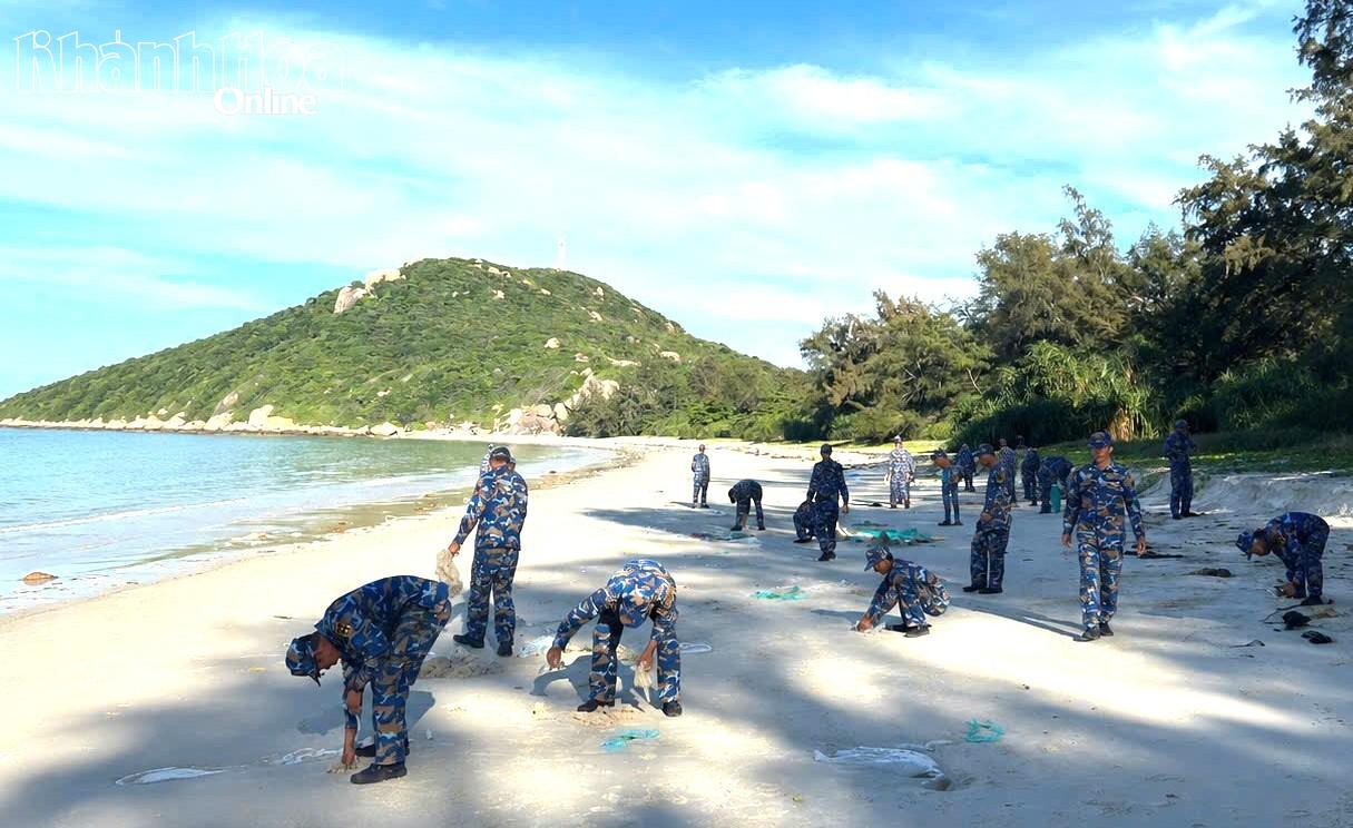Cán bộ, chiến sĩ thu gom rác dọc bờ biển.