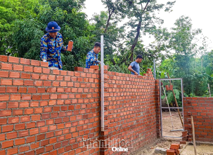 Những ngôi nhà ấm tình quân dân