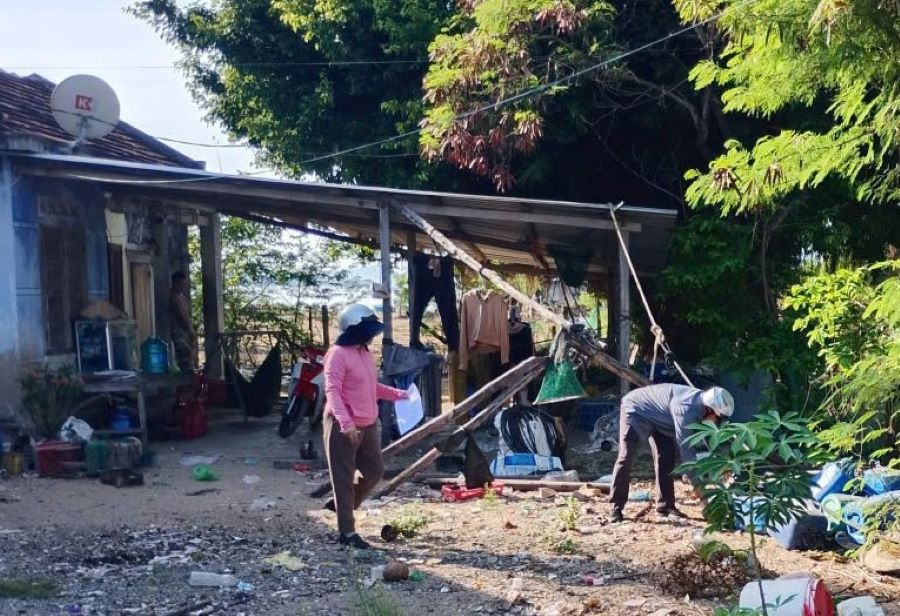 Cán bộ Mặt trận xã Vạn Thắng hỗ trợ hộ gia đình loại bỏ các vật dụng chứa nước có lăng quăng tại thôn Phú Hội 3.