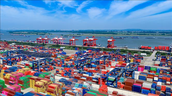 Container hàng hoá tại khu cảng ở thành phố Nam Kinh, tỉnh Giang Tô, Trung Quốc, ngày 17/5/2026. Ảnh: THX/TTXVN.

