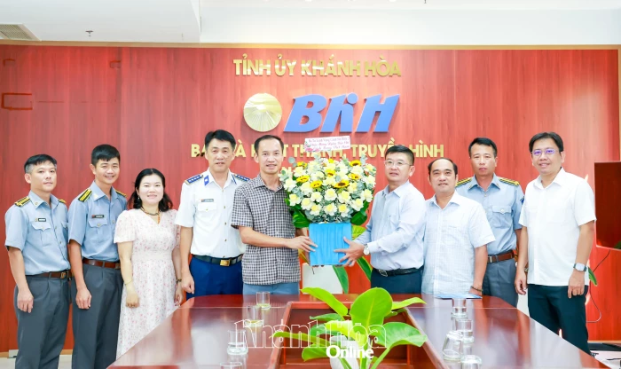 Lãnh đạo Bộ Tư lệnh Vùng Cảnh sát biển 3 và Chi đội Kiểm ngư số 4 chúc mừng Báo và Phát thanh, Truyền hình Khánh Hòa
