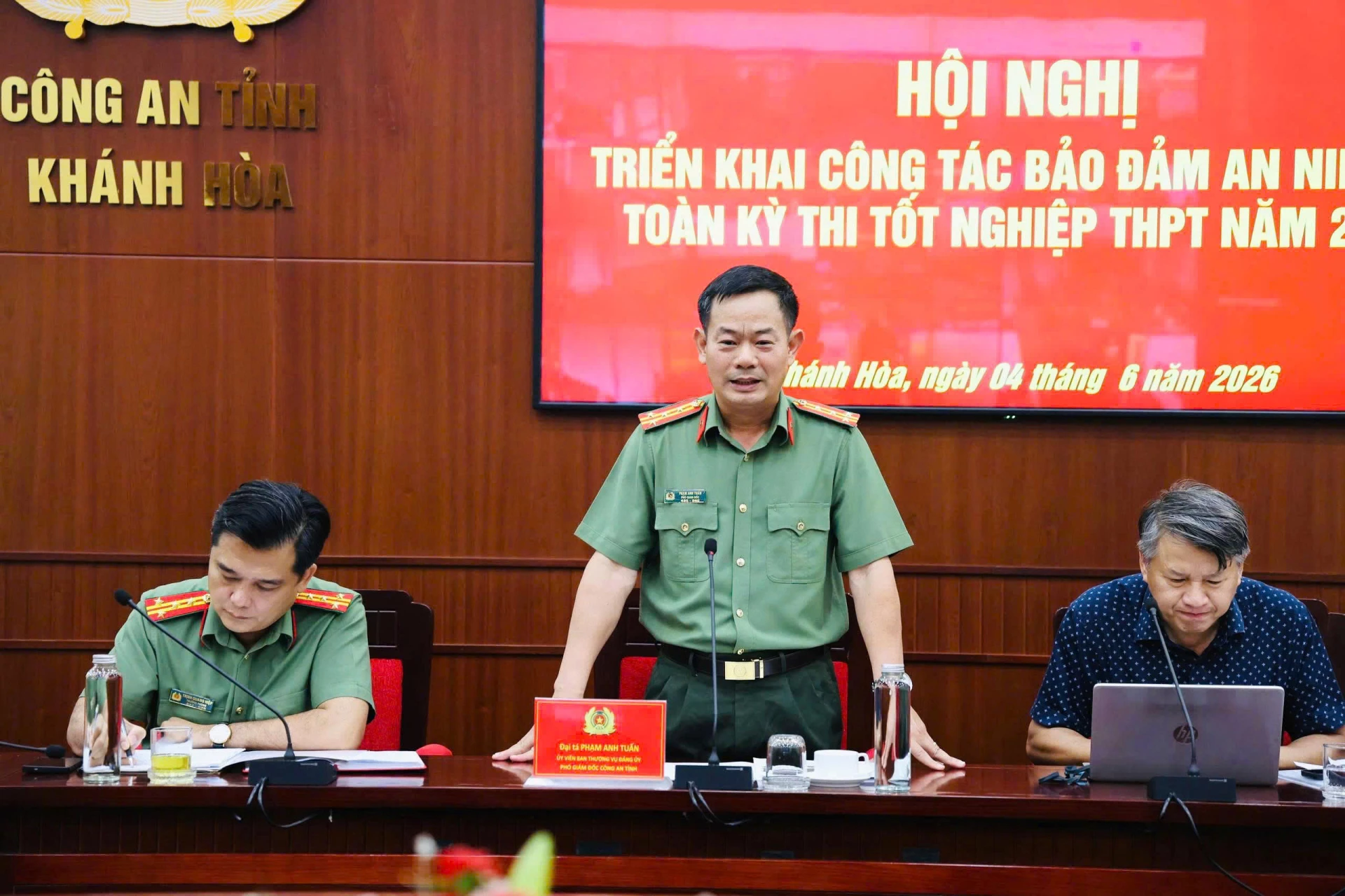 Đại tá Phạm Anh Tuấn – Phó Giám đốc Công an tỉnh phát biểu tại hội nghị triển khai công tác bảo đảm an ninh an toàn Kỳ thi tốt nghiệp THPT năm 2026.