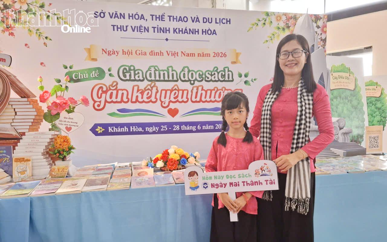 Du khách check-in tại góc đọc sách cùng con với chủ đề “Gia đình đọc sách – gắn kết yêu thương”.
