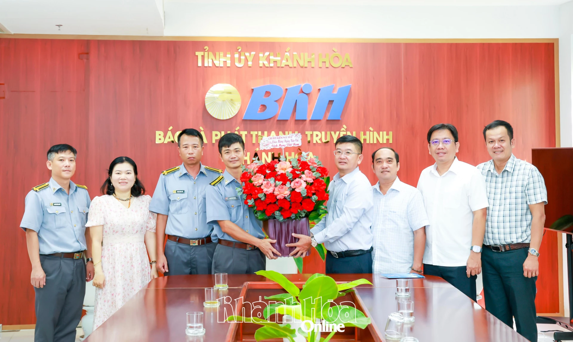 Đại diện Chi đội Kiểm ngư số 4 tặng hoa chúc mừng Báo và PTTH Khánh Hòa.