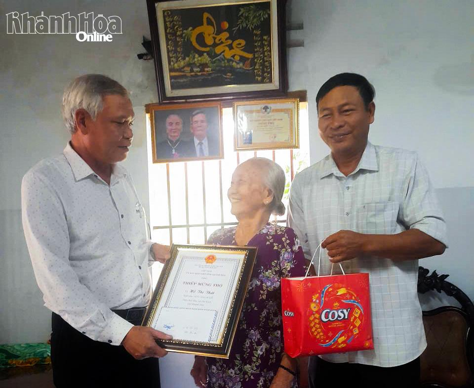 Hội Người cao tuổi xã phối hợp với địa phương chúc thọ, mừng thọ người cao tuổi.
