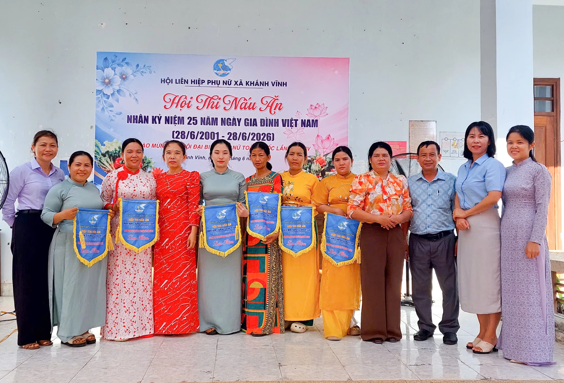 Trao cờ lưu niệm cho các đội tham gia hội thi.
