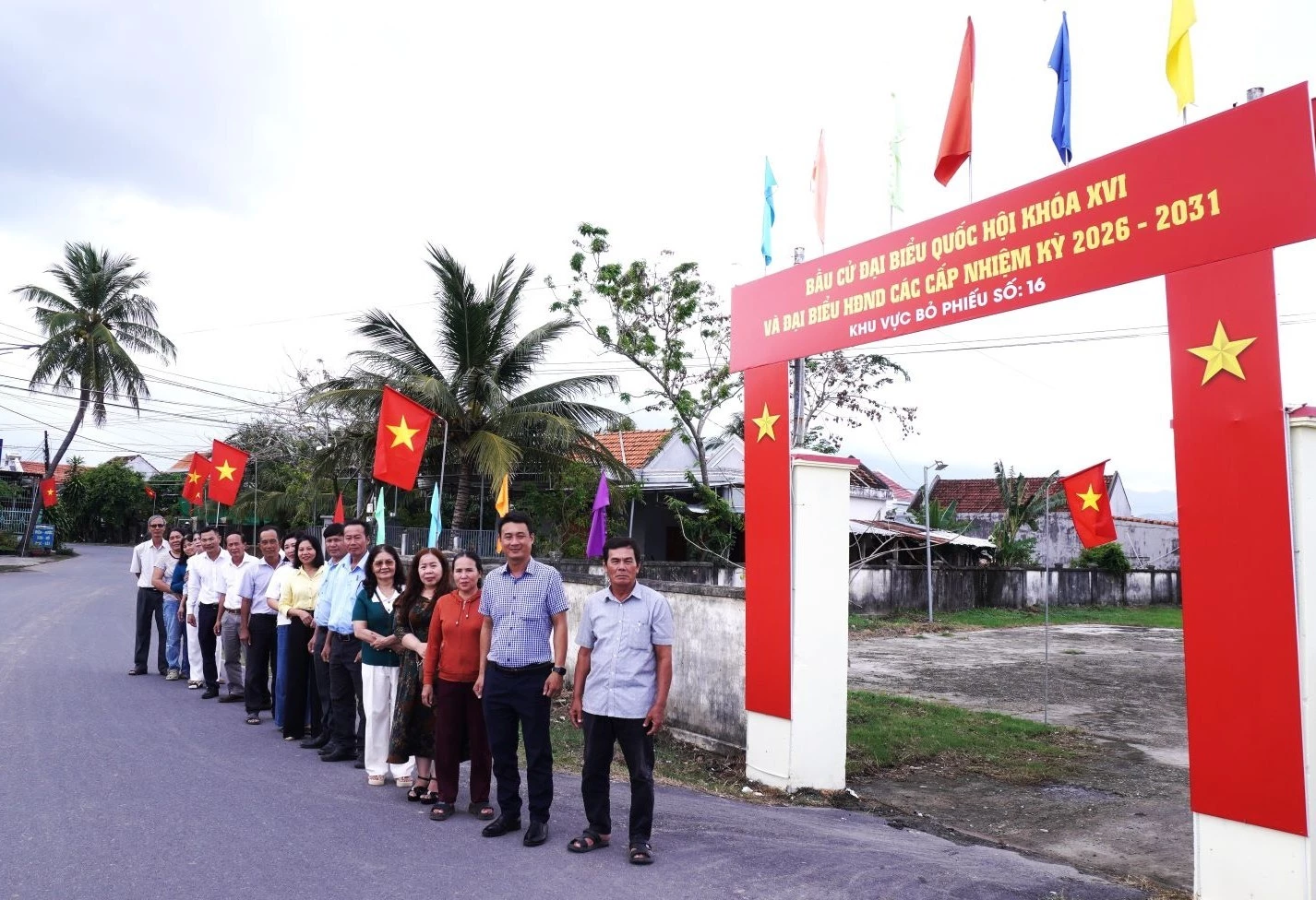 Ủy ban MTTQ Việt Nam xã Vạn Ninh khánh thành công trình “Tuyến đường cờ Tổ quốc” tại thôn Phú Cang 2 Nam.