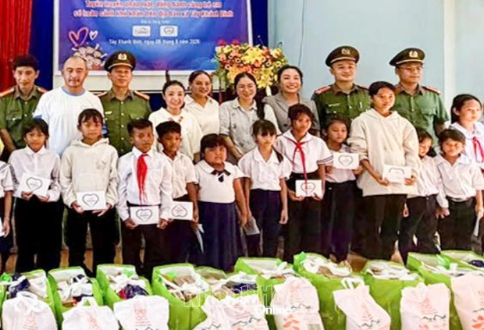 Tuyên truyền pháp luật, tặng 90 suất quà cho học sinh xã Tây Khánh Vĩnh