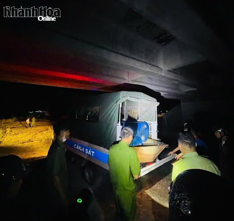 Công an xã Hòa Trí tích thu phương tiện vi phạm trong đêm tại khu vực Sông Lốt (Ảnh do địa phương cung cấp).