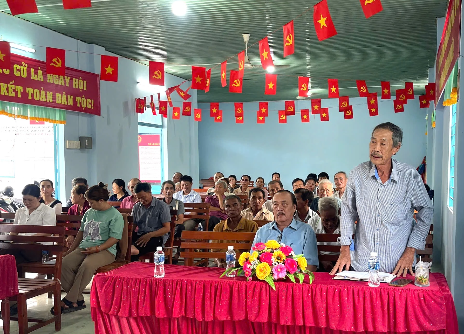 Cử tri nêu ý kiến, kiến nghị tại buổi tiếp xúc.