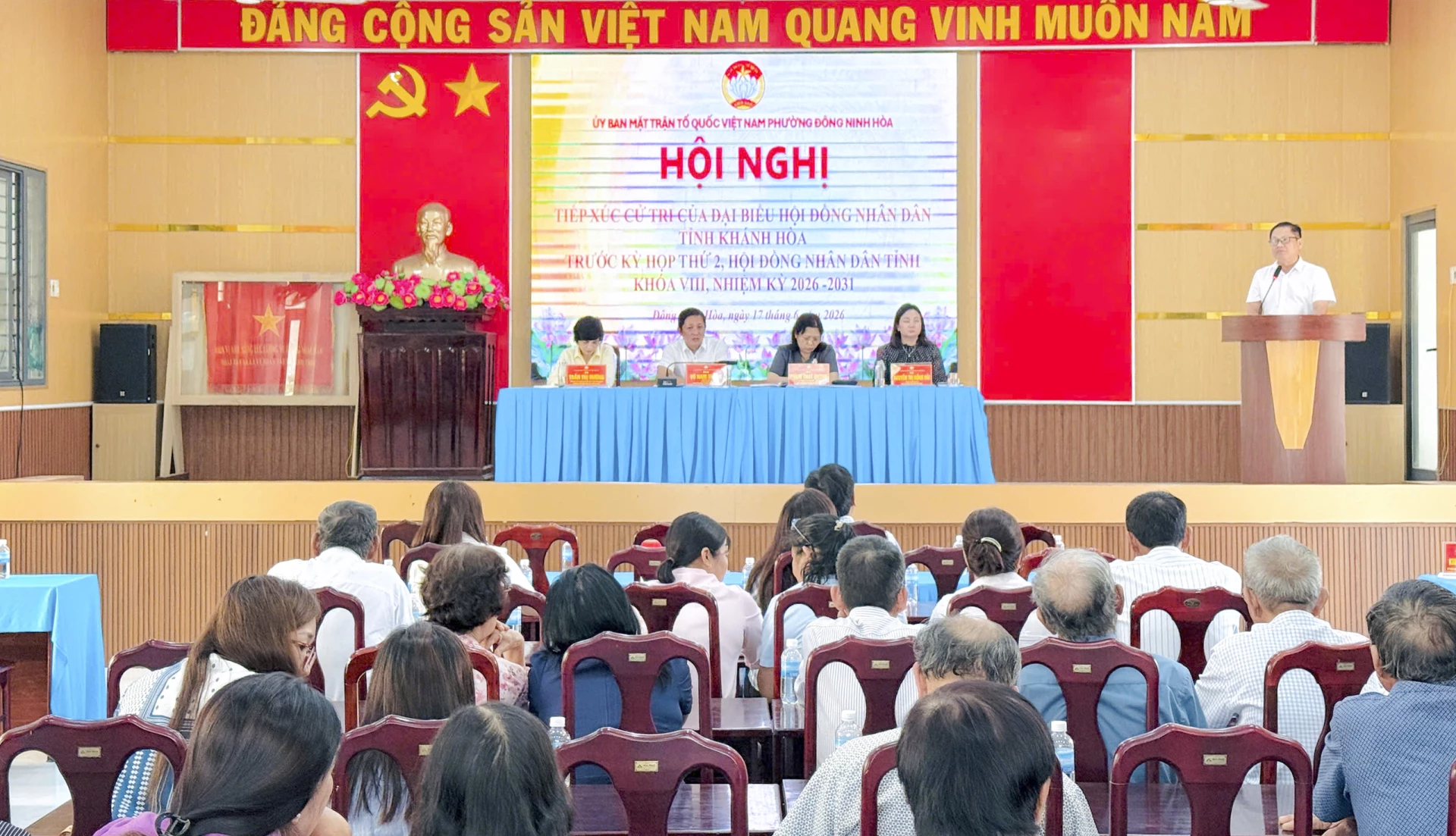 Đông đảo cử tri tham dự hội nghị.