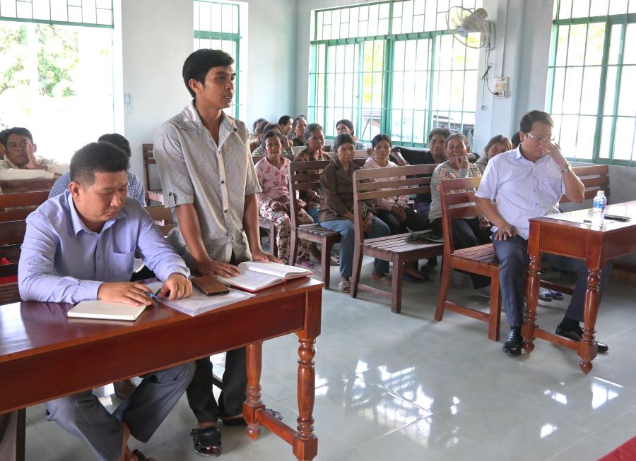 Cử tri nêu ý kiến, kiến nghị tại buổi tiếp xúc.