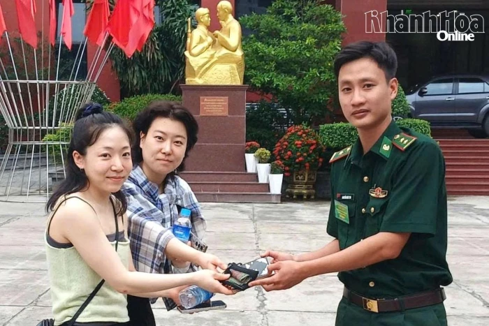 Thượng úy Biên phòng trao lại tài sản bị đánh rơi cho du khách Hàn Quốc 
