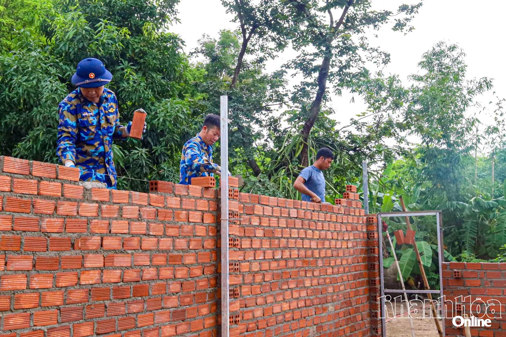 Những ngôi nhà ấm tình quân dân