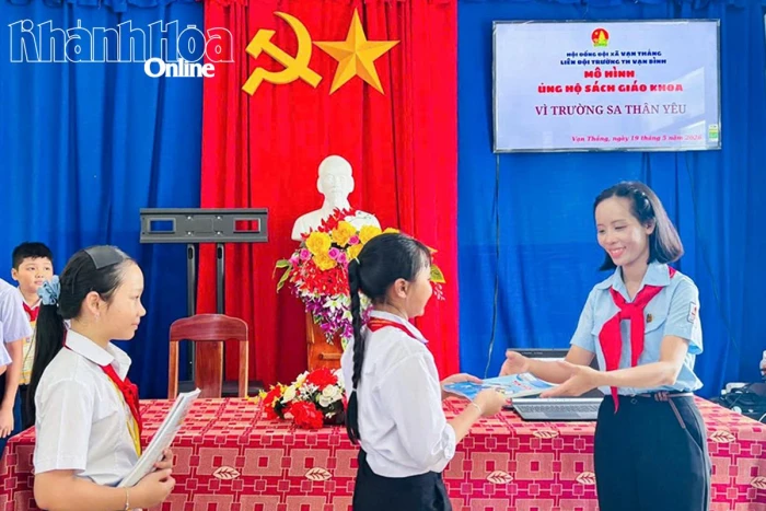 Cô giáo Tổng phụ trách Đội nhiệt huyết