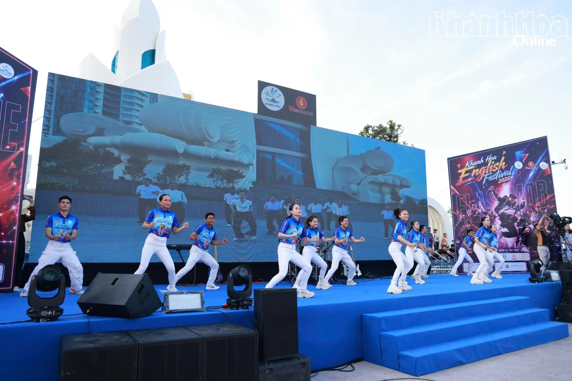 Mass flashmob lights up English Festival