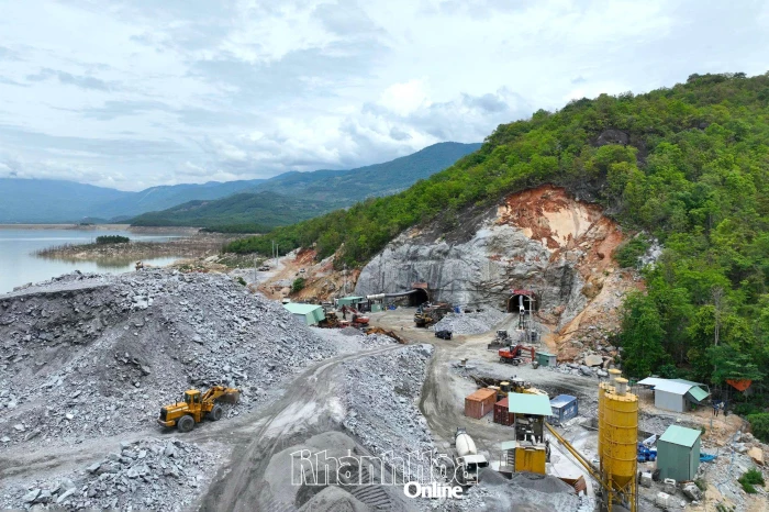 Trên công trường thủy điện tích năng  