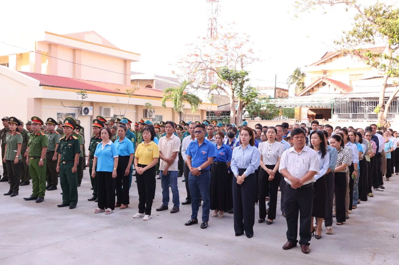 Các đại biểu cùng đông đảo cán bộ, Nhân dân dự lễ ra quân.