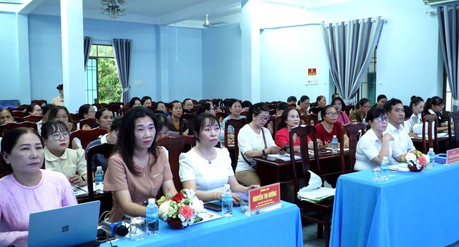 Các đại biểu tham dự buổi lễ.