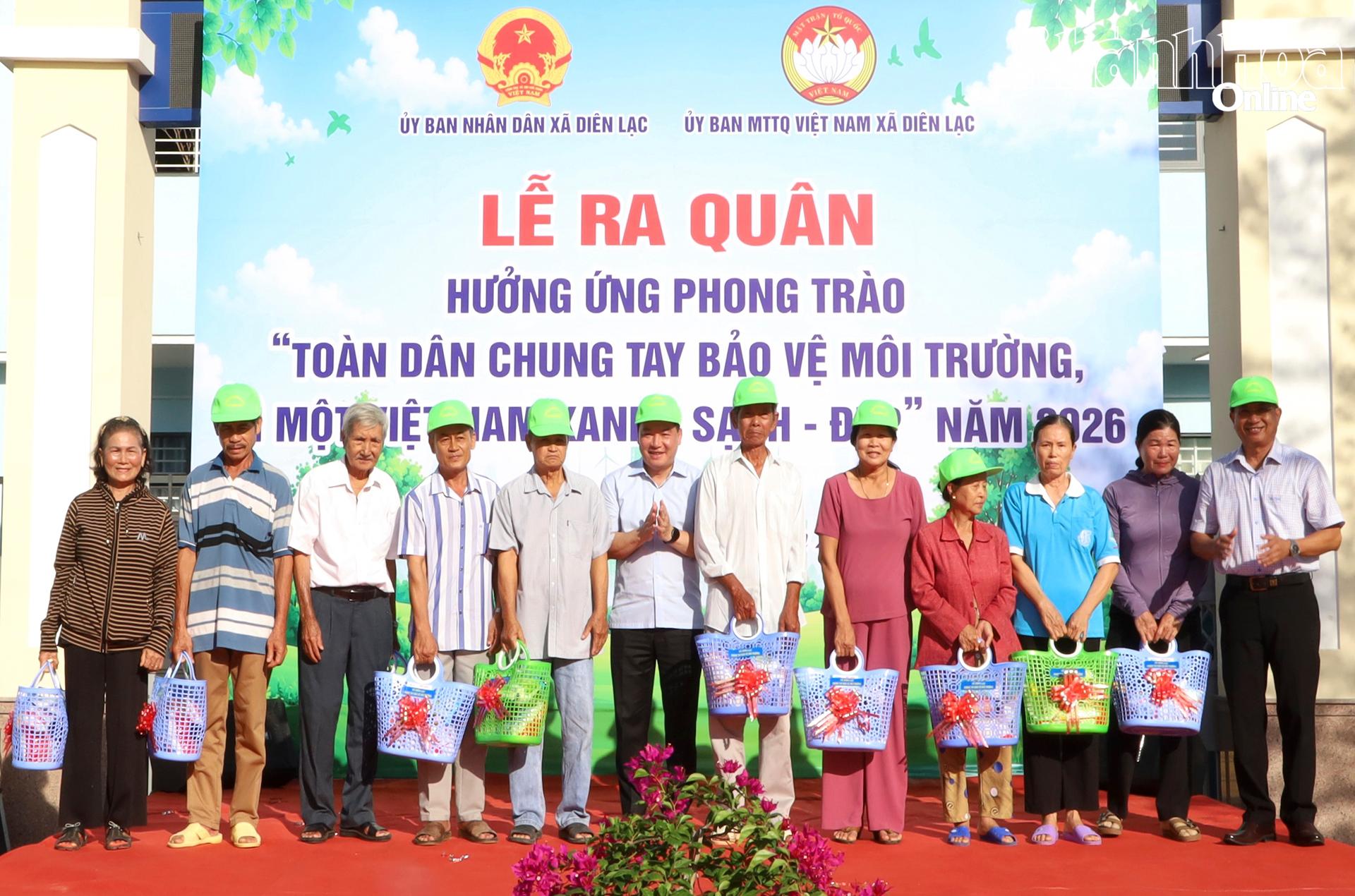 Phó Bí thư Thường trực Tỉnh ủy Hồ Xuân Trường dự lễ ra quân hưởng ứng phong trào toàn dân chung tay bảo vệ môi trường tại xã Diên Lạc