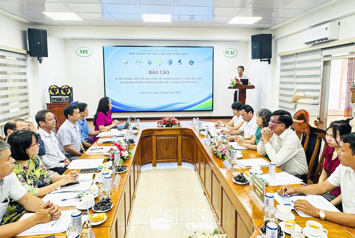 Lãnh đạo Viện Vắc xin và Sinh phẩm y tế (Phó trưởng khối) báo cáo kết quả công tác thi đua 6 tháng đầu năm của khối.