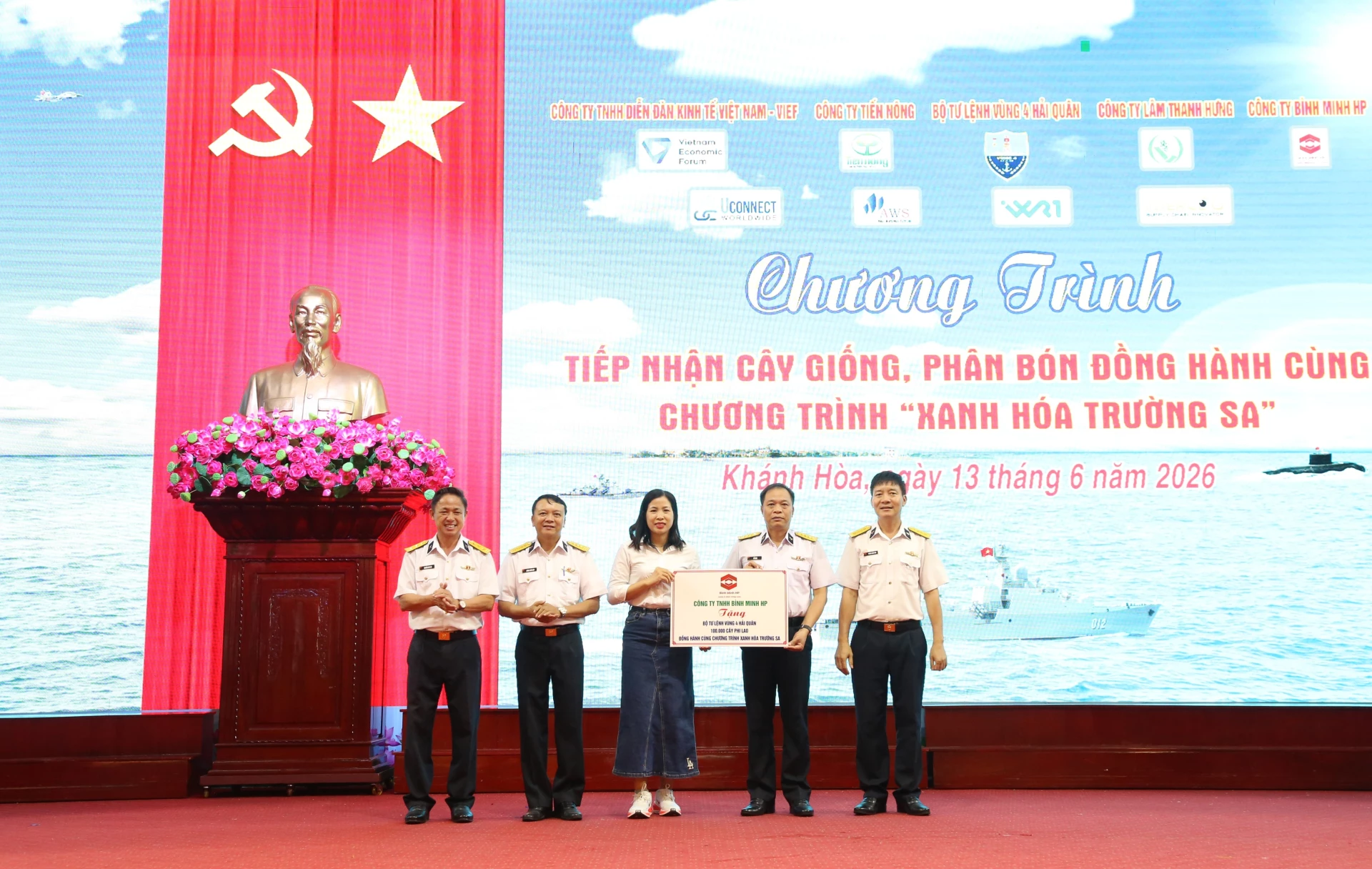 Đại diện doanh nghiệp trao bảng tượng trưng hỗ trợ cây xanh đồng hành Chương trình _Xanh hóa Trường Sa_1