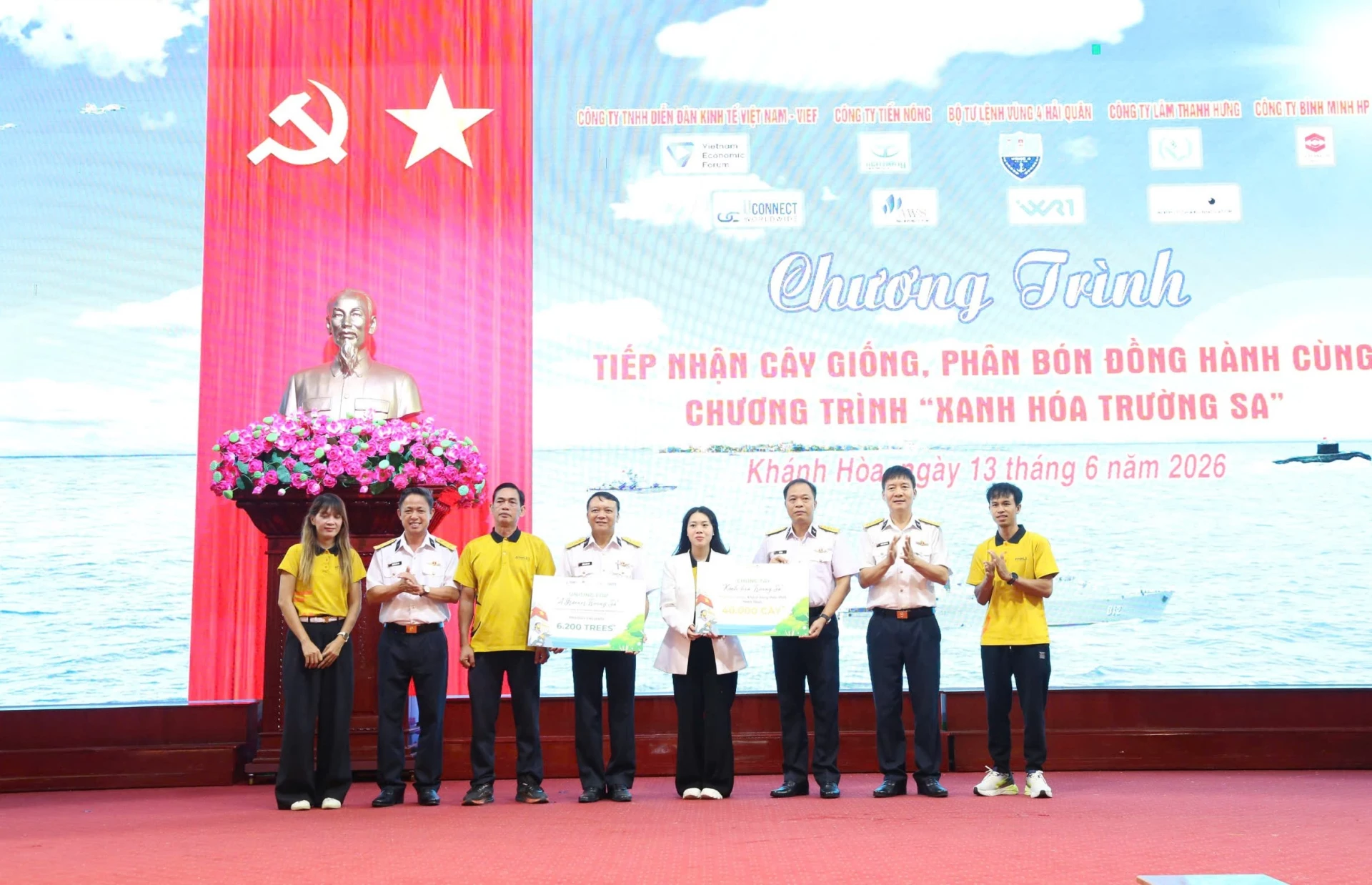 Đại diện doanh nghiệp trao bảng tượng trưng hỗ trợ cây xanh đồng hành Chương trình _Xanh hóa Trường Sa_