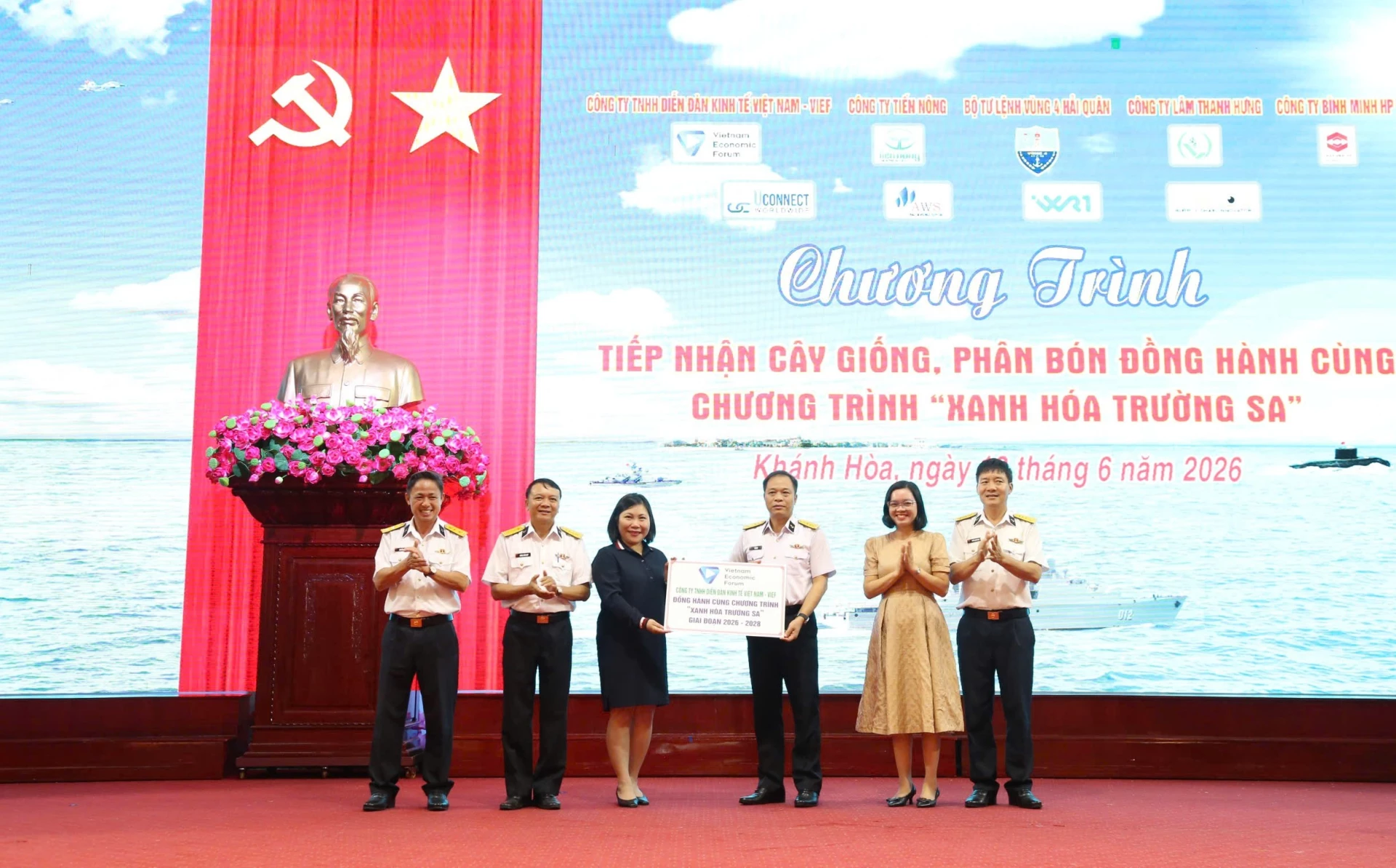 Đại diện tổ chức, doanh nghiệp trao bảng tượng trưng đăng ký đồng hành Chương trình _Xanh hóa Trường Sa_ giai đoạn 2026-2028