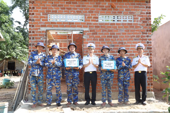 Thăm, động viên cán bộ, chiến sĩ xây dựng nhà cho con đẻ của người hoạt động kháng chiến bị nhiễm chất độc hóa học