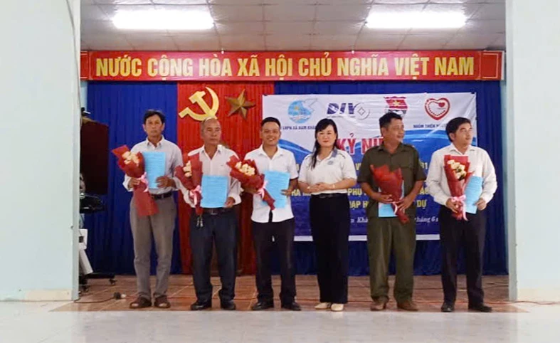 Hội Liên hiệp Phụ nữ xã kết nạp hội viên danh dự.