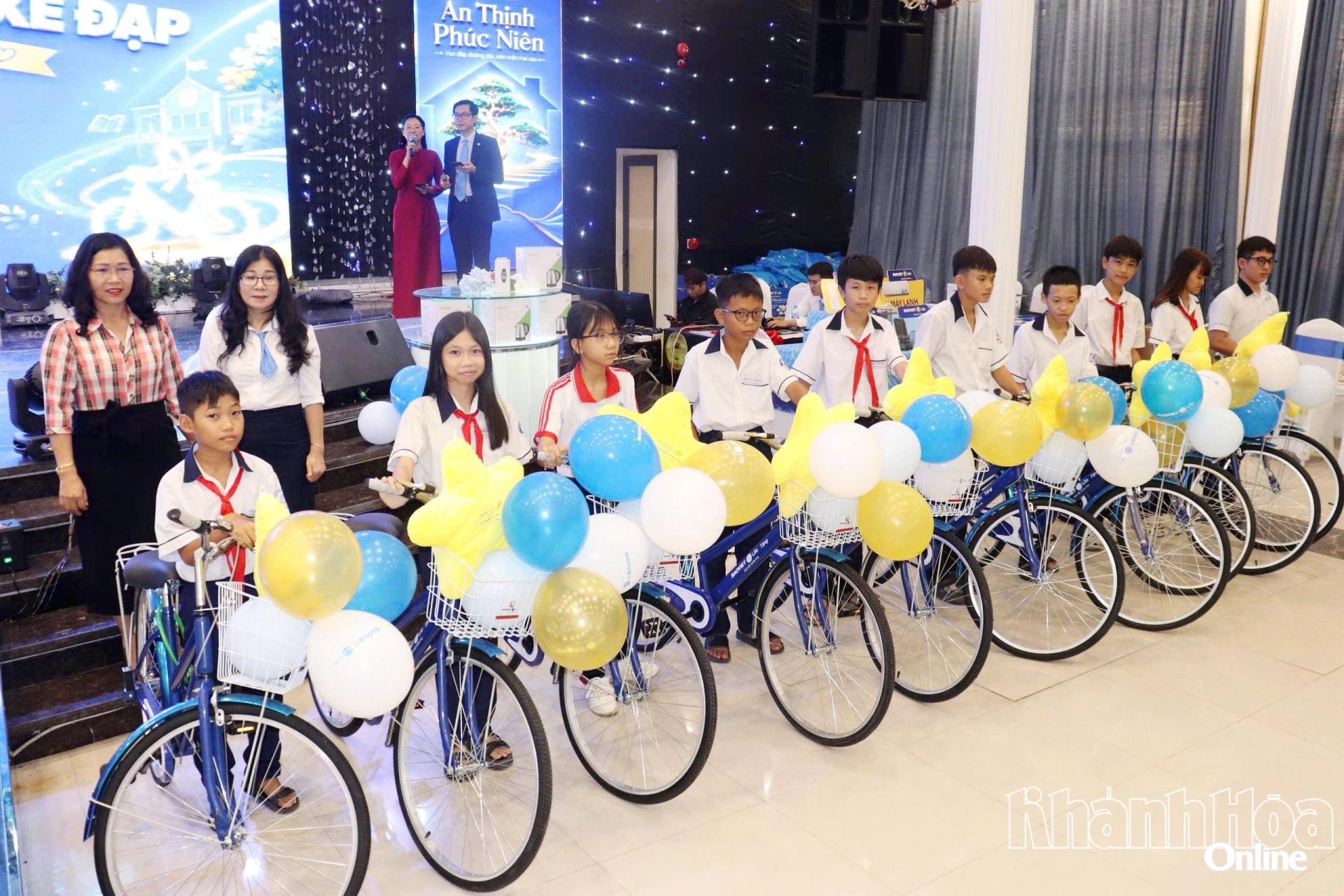 Ban tổ chức trao xe đạp cho các học sinh.