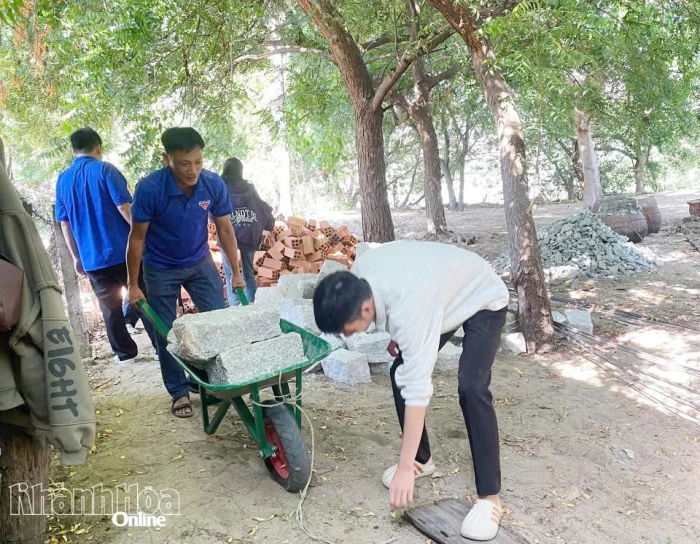 Đoàn phường Đông Hải hỗ trợ xây dựng nhà Đại đoàn kết cho hộ cận nghèo