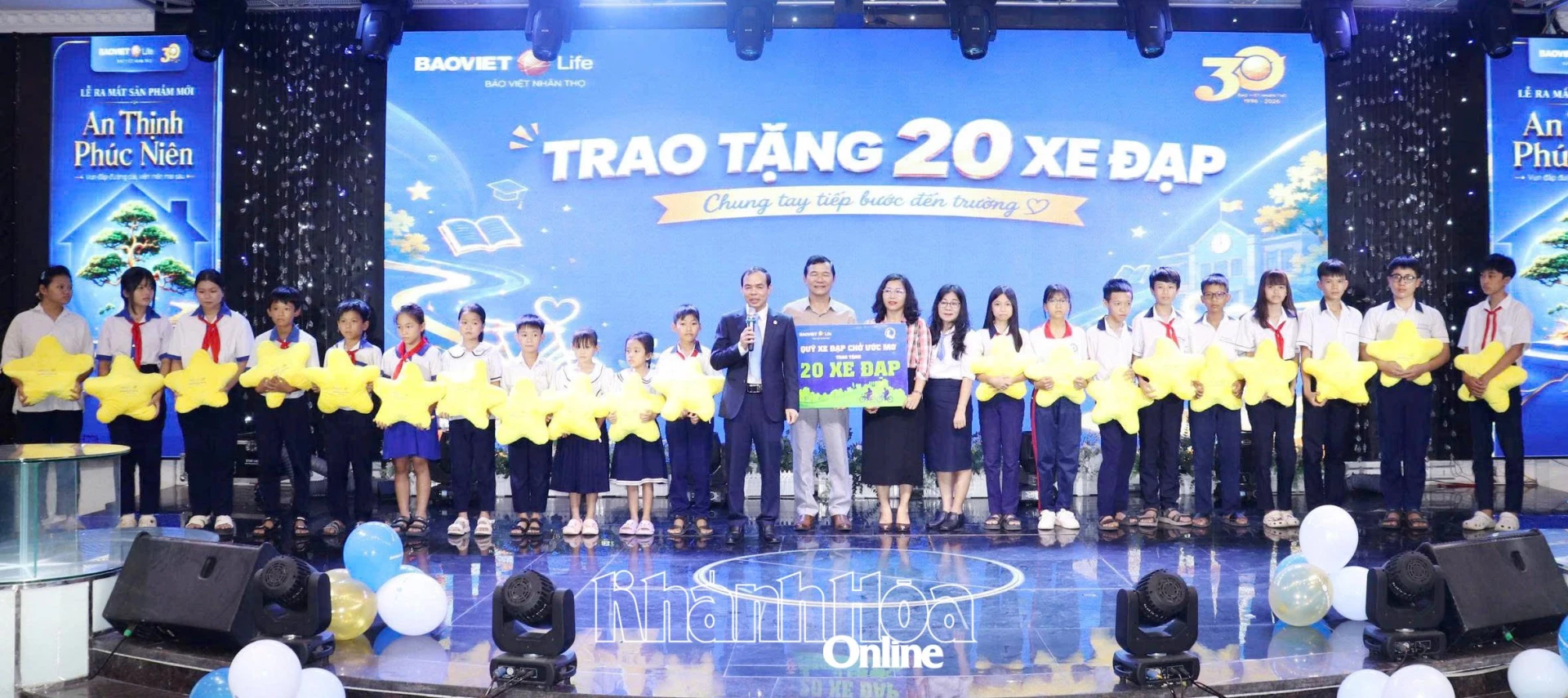 Lãnh đạo Công ty Bảo Việt Nhân thọ Ninh Thuận trao bảng tượng trưng tặng 20 chiếc xe đạp cho học sinh phường Đông Hải.