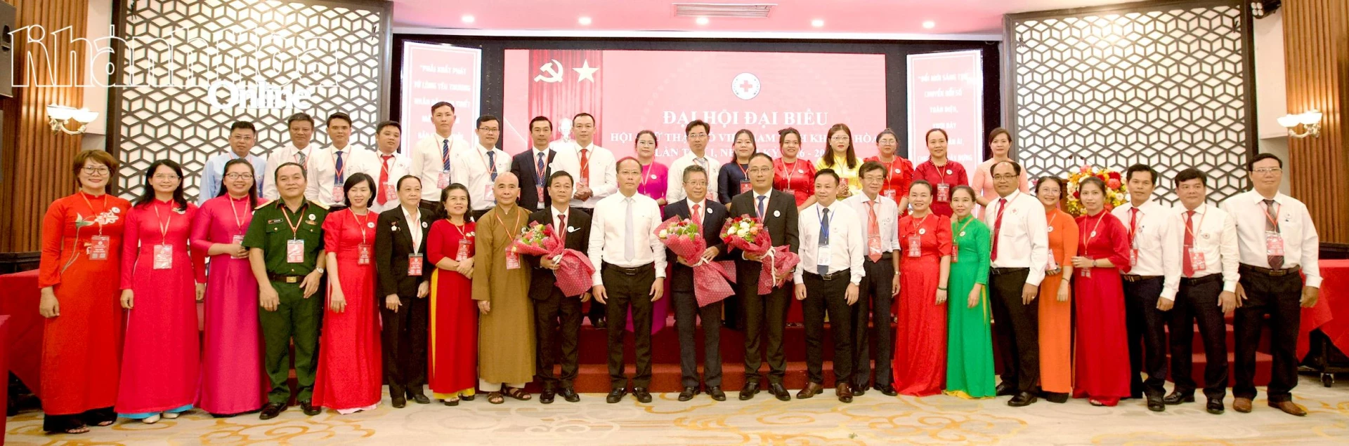 Đồng chí Nguyễn Khắc Hà và đại diện Trung ương Hội Chữ thập đỏ Việt Nam tặng hoa chúc mừng Ban Chấp hành Hội Chữ thập đỏ tỉnh nhiệm kỳ mới.