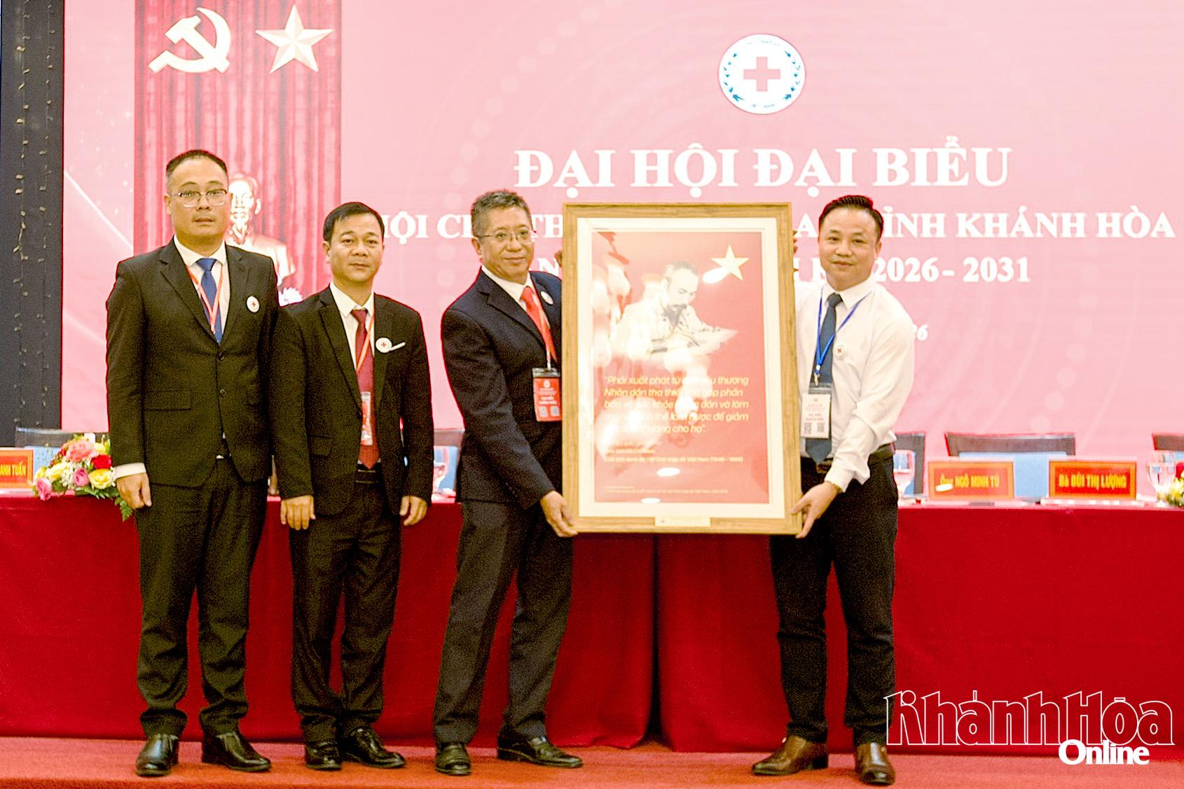 Đại diện Trung ương Hội Chữ thập đỏ Việt Nam tặng bức tranh chúc mừng đại hội.